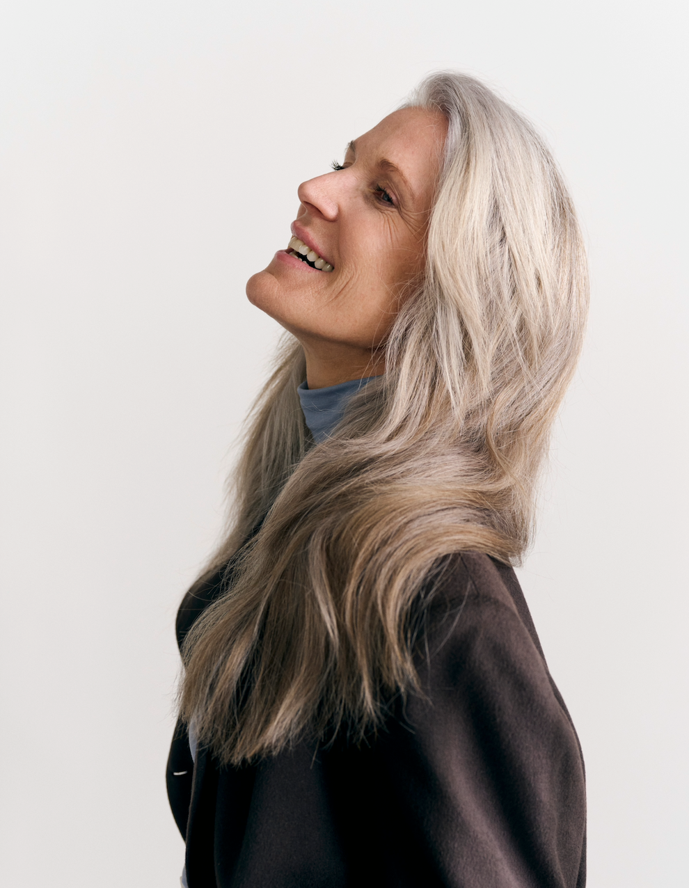 Eviter que les cheveux gris jaunissent